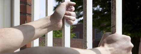 Hände am Gefängnisgitter