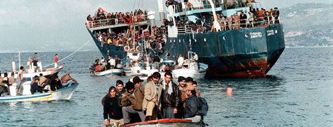 Flchtlinge auf einem berfllten Schiff