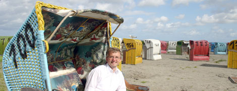 Urlauberpastor Uwe Brinkmann im Strandkorb