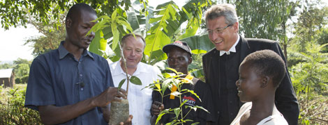 Dirk Niebel und Bernhard Felmberg besuchen eine Baumschule der Moro Self Help Group in Moro ( Kenia). 
