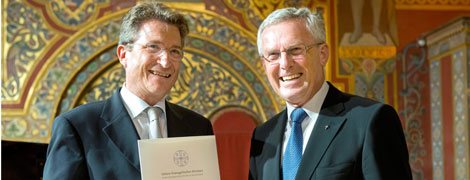 (v.l.n.r.) Wolfgang Huber und Ulrich Fischer anlässlich der Karl-Barth-Preisverleihung