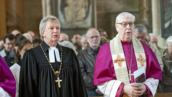 Der katholische Bischof von Hildesheim, Bischof Norbert Trelle (re), und der sächsische Landesbischof Jochen Bohl im Eröffnungsgottedienst in Erfurt.