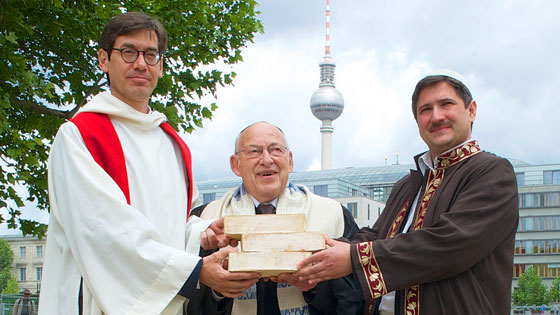  v.l.n.r.: der evangelische Pfarrer Gregor Hohberg von der St. Petri-St. Marien-Gemeinde, Rabbiner Tovia Ben-Chorin und Iman Kadir Sanci auf dem Baugrundstück.