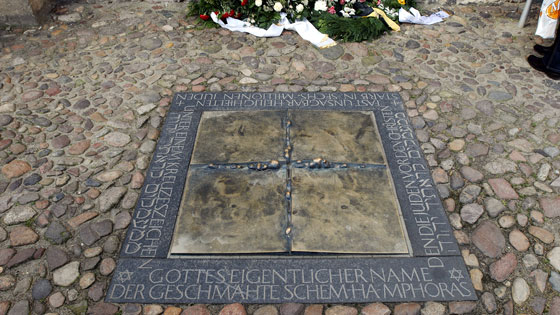 Mahnmal gegen die mittelalterliche "Judensau" an der Stadtkirche St. Marien in der Lutherstadt Wittenberg.