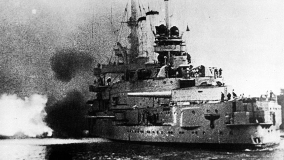 Deutsche Kriegsschiff "Schleswig-Holstein" beschiesst die Westerplatte
