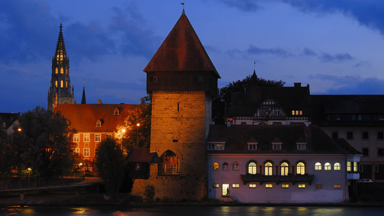 Historischer Rheintorturm, dahinter der Münsterturm am Abend, Konstanz
