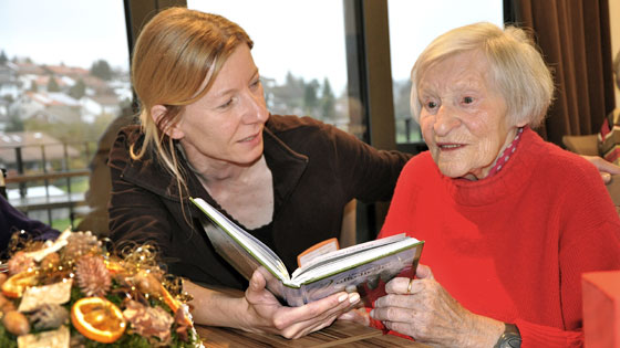 Bewohnerin im AllguStift Seniorenzentrum mit Betreuerin