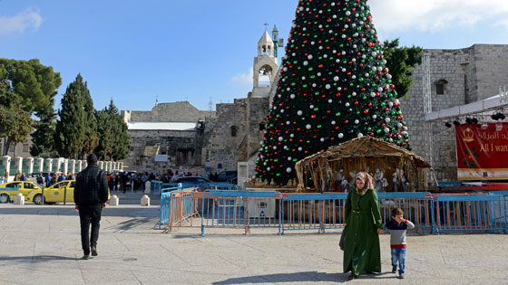 Weihnachtstanne in den palästinensischen Farben vor der Geburtskirche in Bethlehem