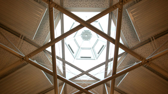 Davidsstern unter dem zeltfrmigen Glaskuppeldach der Synagoge in Wuppertal